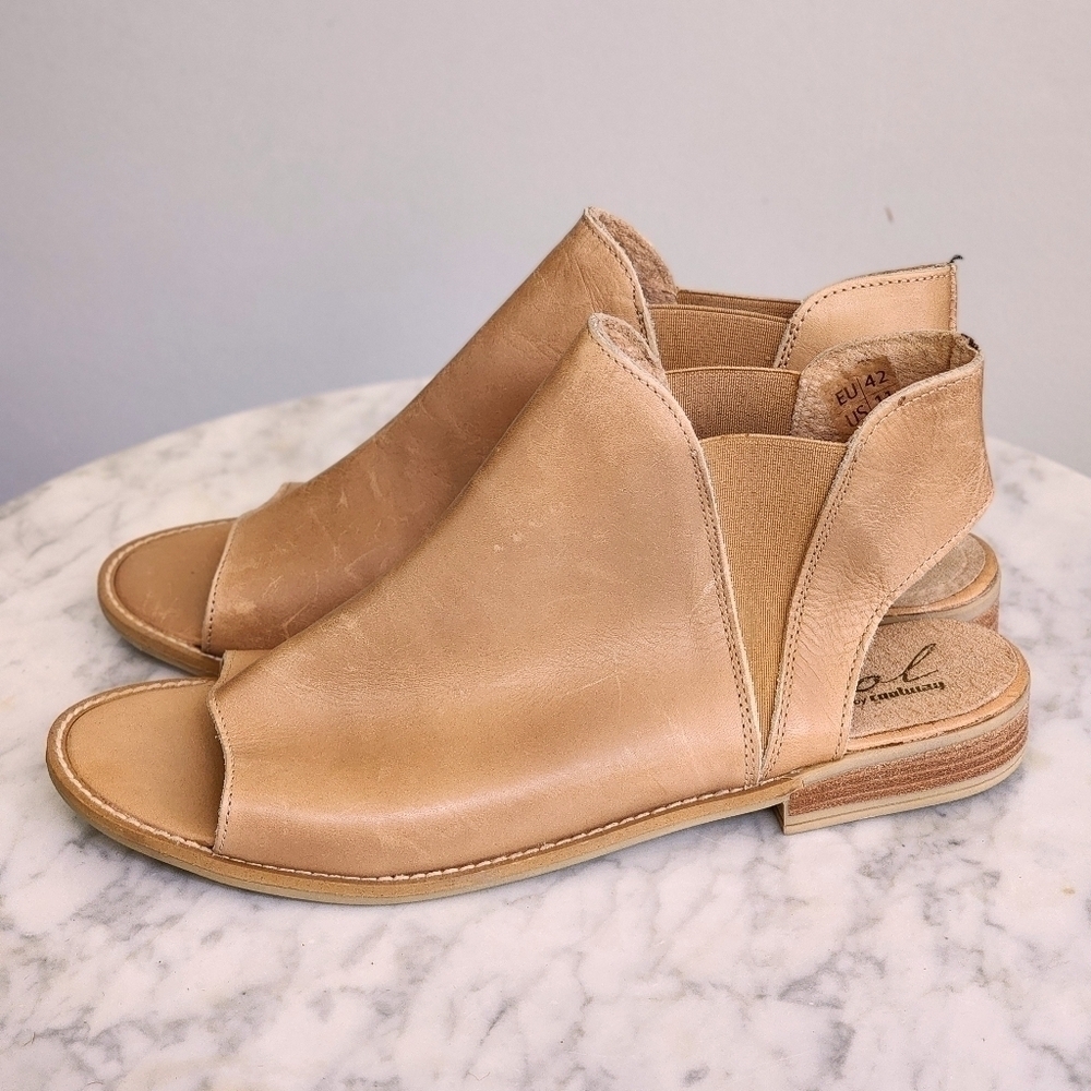Coolway Flat Sandals Size 42 Tan Leather Minimalist Boho Coastal Chic